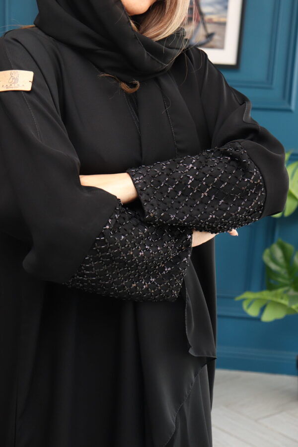 ⁦عبايه بشك ازدهار على اكمام بخرز لامع⁩ - الصورة ⁦2⁩