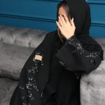 عبايه كلاسيك مبتكره بتطريز على الكم بلون نحاسي اسود