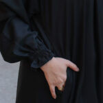 ‎عبايه مغلقة بكسرة كلوش بجيوب مخفى وكم مطاط