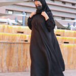 ⁦عباية مقفل بلاك بيري بكسرة كلوش بجيوب امامى واكمام مطاط مميزه⁩ - الصورة ⁦5⁩