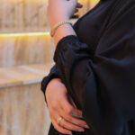 ⁦عباية مقفل بلاك بيري بكسرة كلوش بجيوب امامى واكمام مطاط مميزه⁩ - الصورة ⁦3⁩