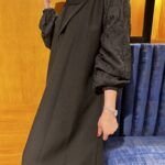 ⁦عبايه اماراتي بلياقه مميز و اكمام مطرزه اسود⁩ - الصورة ⁦2⁩