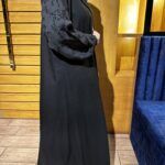⁦عبايه اماراتي بلياقه مميز و اكمام مطرزه اسود⁩ - الصورة ⁦3⁩