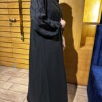 ⁦عبايه اماراتي بلياقه مميز و اكمام مطرزه اسود⁩ - الصورة ⁦4⁩