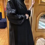 ⁦عبايه اماراتي بلياقه مميز و اكمام مطرزه اسود⁩ - الصورة ⁦5⁩