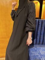 ⁦عبايه اماراتي بلياقه مميز و اكمام مطرزه اسود⁩ - الصورة ⁦2⁩