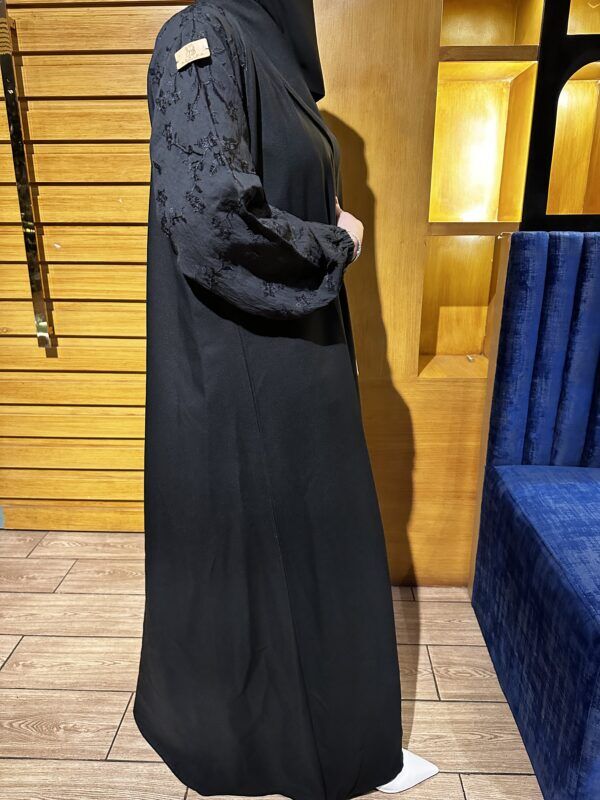 ⁦عبايه اماراتي بلياقه مميز و اكمام مطرزه اسود⁩ - الصورة ⁦3⁩