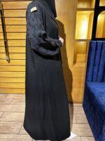 ⁦عبايه اماراتي بلياقه مميز و اكمام مطرزه اسود⁩ - الصورة ⁦3⁩