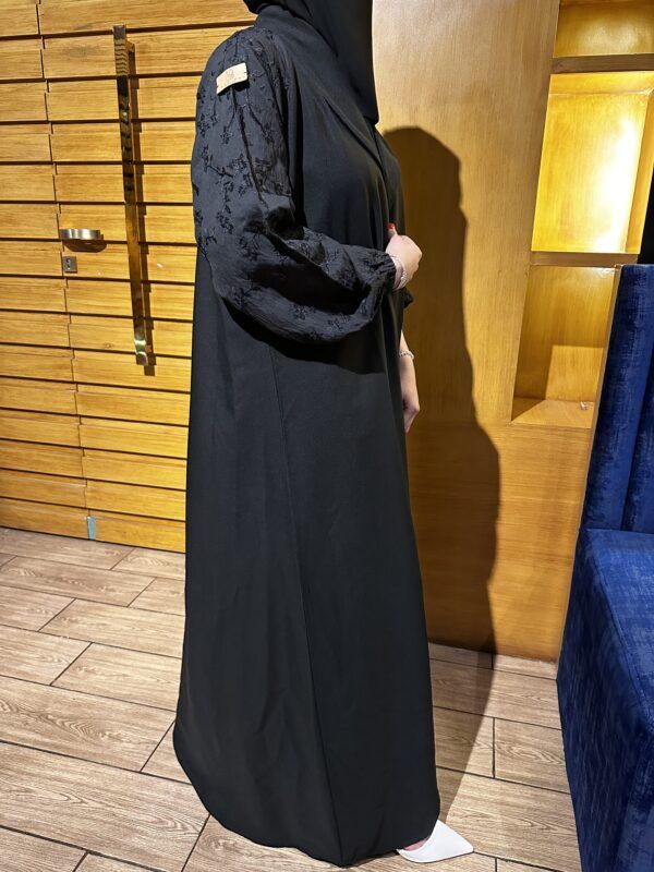 ⁦عبايه اماراتي بلياقه مميز و اكمام مطرزه اسود⁩ - الصورة ⁦4⁩