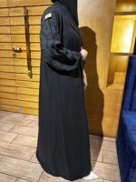 ⁦عبايه اماراتي بلياقه مميز و اكمام مطرزه اسود⁩ - الصورة ⁦4⁩