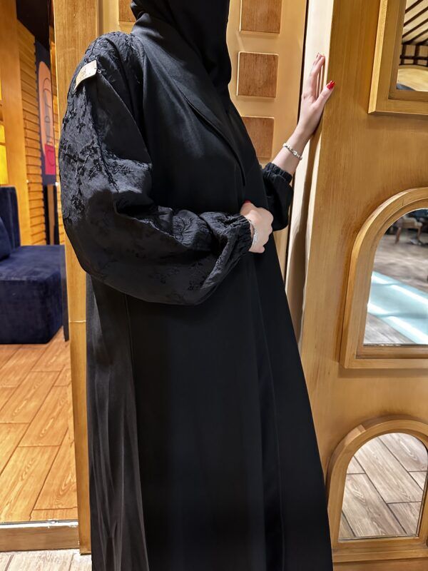 ⁦عبايه اماراتي بلياقه مميز و اكمام مطرزه اسود⁩ - الصورة ⁦5⁩