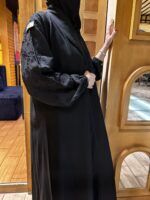 ⁦عبايه اماراتي بلياقه مميز و اكمام مطرزه اسود⁩ - الصورة ⁦5⁩