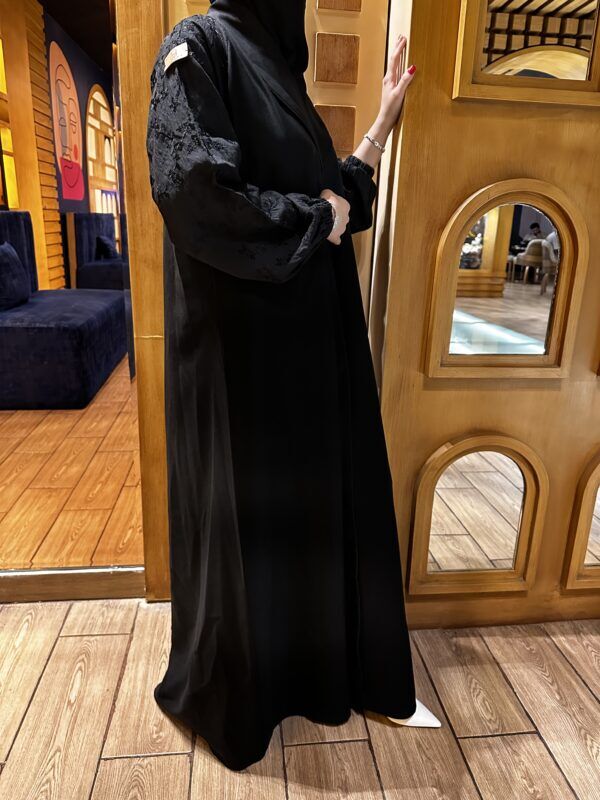 ⁦عبايه اماراتي بلياقه مميز و اكمام مطرزه اسود⁩ - الصورة ⁦6⁩