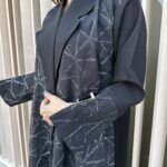 ⁦عباية بليزر مندمجة بدانتيل بقماش فاخر⁩ - الصورة ⁦9⁩