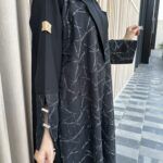 ⁦عباية بليزر مندمجة بدانتيل بقماش فاخر⁩ - الصورة ⁦4⁩