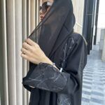 ⁦عباية بليزر مندمجة بدانتيل بقماش فاخر⁩ - الصورة ⁦2⁩