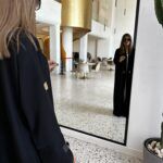 ⁦عبايه بأكمام جلد لون اسود⁩ - الصورة ⁦2⁩