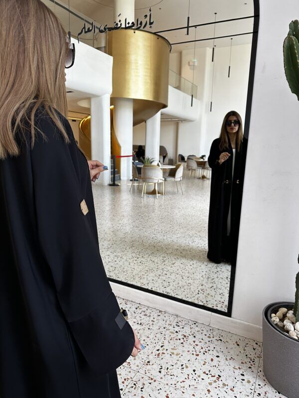 ⁦عبايه بأكمام جلد لون اسود⁩ - الصورة ⁦2⁩
