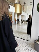 ⁦عبايه بأكمام جلد لون اسود⁩ - الصورة ⁦2⁩