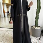 ⁦عبايه بأكمام جلد لون اسود⁩ - الصورة ⁦3⁩