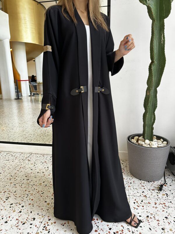 ⁦عبايه بأكمام جلد لون اسود⁩ - الصورة ⁦3⁩