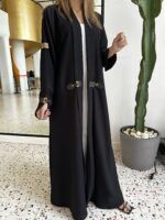 ⁦عبايه بأكمام جلد لون اسود⁩ - الصورة ⁦3⁩