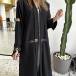 ⁦عبايه بأكمام جلد لون اسود⁩ - الصورة ⁦4⁩