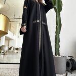 ⁦عبايه بأكمام جلد لون اسود⁩ - الصورة ⁦5⁩