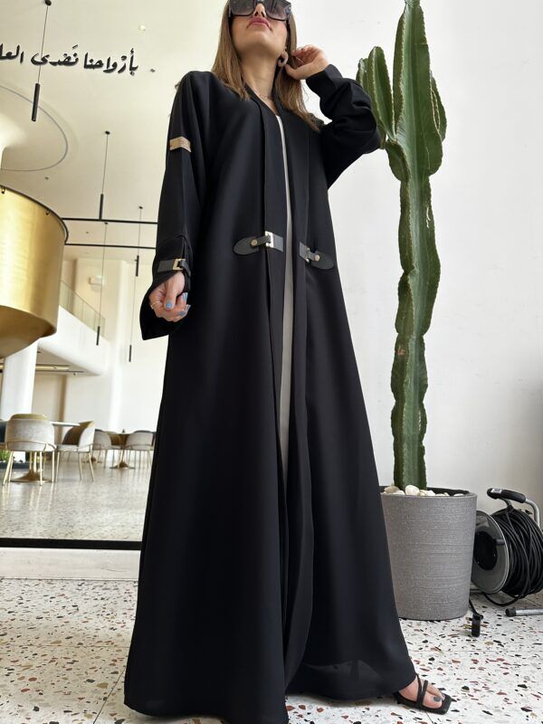 ⁦عبايه بأكمام جلد لون اسود⁩ - الصورة ⁦5⁩