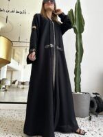 ⁦عبايه بأكمام جلد لون اسود⁩ - الصورة ⁦5⁩