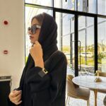 ⁦عبايه بأكمام جلد لون اسود⁩ - الصورة ⁦6⁩