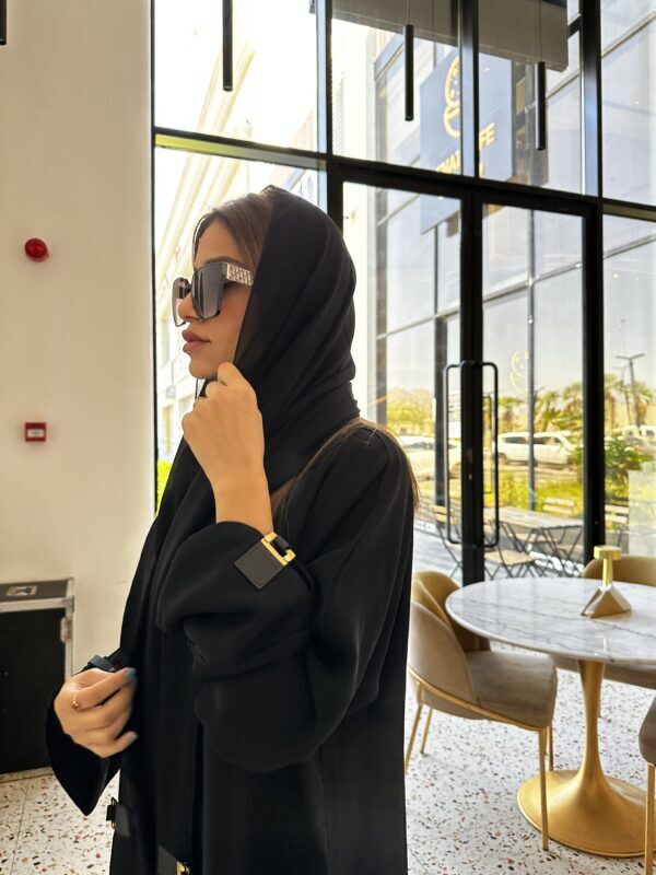 ⁦عبايه بأكمام جلد لون اسود⁩ - الصورة ⁦6⁩