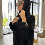 ⁦عبايه بأكمام جلد لون اسود⁩ - الصورة ⁦7⁩