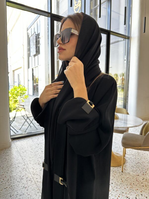 ⁦عبايه بأكمام جلد لون اسود⁩ - الصورة ⁦7⁩