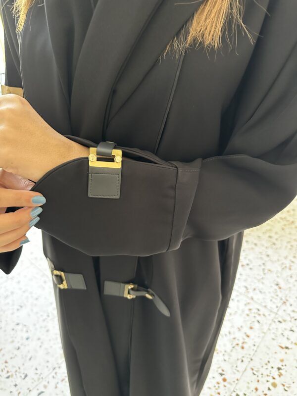 ⁦عبايه بأكمام جلد لون اسود⁩ - الصورة ⁦8⁩