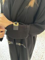 ⁦عبايه بأكمام جلد لون اسود⁩ - الصورة ⁦8⁩