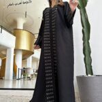⁦عبايه مزينه بتطريز مخفي بلون نحاس واسود من امام وكم⁩ - الصورة ⁦2⁩