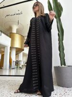 ⁦عبايه مزينه بتطريز مخفي بلون نحاس واسود من امام وكم⁩ - الصورة ⁦2⁩