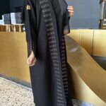 ⁦عبايه مزينه بتطريز مخفي بلون نحاس واسود من امام وكم⁩ - الصورة ⁦3⁩