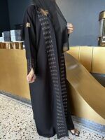 ⁦عبايه مزينه بتطريز مخفي بلون نحاس واسود من امام وكم⁩ - الصورة ⁦3⁩