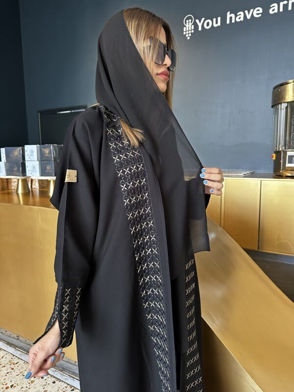 ⁦عبايه مزينه بتطريز مخفي بلون نحاس واسود من امام وكم⁩ - الصورة ⁦4⁩