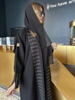 عبايه مزينه بتطريز مخفي بلون نحاس واسود من امام وكم