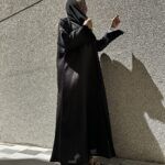 ⁦عبايه بلياقه و قماش مميز بلون الاسود⁩ - الصورة ⁦2⁩