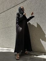 ⁦عبايه بلياقه و قماش مميز بلون الاسود⁩ - الصورة ⁦2⁩