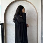 ⁦عبايه بشك زاهية على اكمام بلون اسود⁩ - الصورة ⁦2⁩