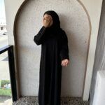 ⁦عبايه بشك زاهية على اكمام بلون اسود⁩ - الصورة ⁦5⁩