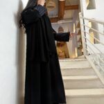 ⁦عبايه بشك زاهية بلون كحلي على اكمام⁩ - الصورة ⁦2⁩