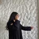 ⁦عبايه بشك زاهية بلون كحلي على اكمام⁩ - الصورة ⁦4⁩