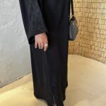 عبايه مزينه بشك مخفي من اكمام واسفل العبايه