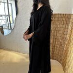 ⁦عبايه مزينه بشك مخفي من اكمام واسفل العبايه⁩ - الصورة ⁦2⁩